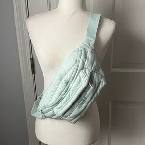XL 16” Reebok Rylan mint quilted belt bag fanny pack EUC crossbody